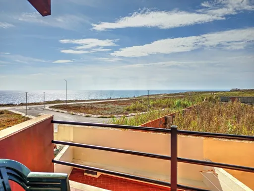 2 bedroom apartment with sea view and garage!
