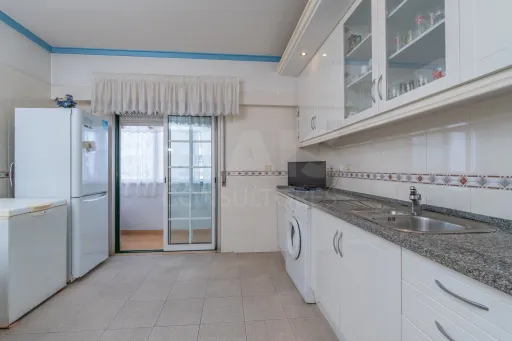 3-bedr. apartment excellently located in Porto Alto