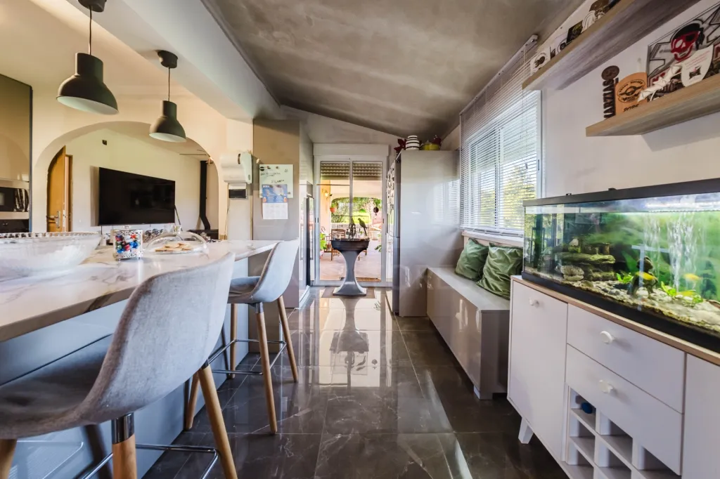 Moradia T6, c/ Suite, 3 Wc´s, 2 Salas, 2 Escritórios, Parqueamento Interior, Jardim, Churrasqueira, & Piscina !