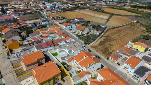 Moradia nova T4 com quintal e garagem