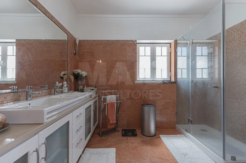 🏡✨ Moradia T4 em Alenquer com Piscina e Espaço de Convívio ao Ar Livre!