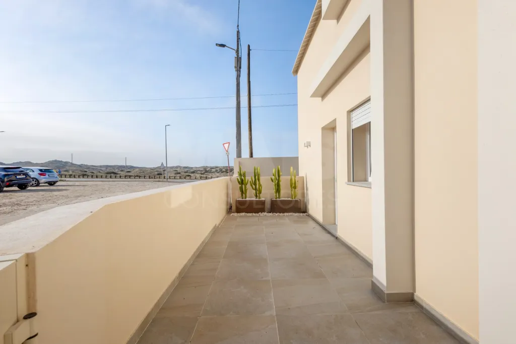 Moradia T2 com quintal e vista mar junto aos Supertubos