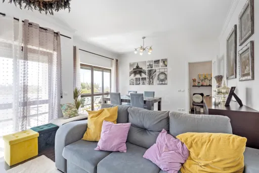 Apartamento T3 com quintal, garagem e vista mar