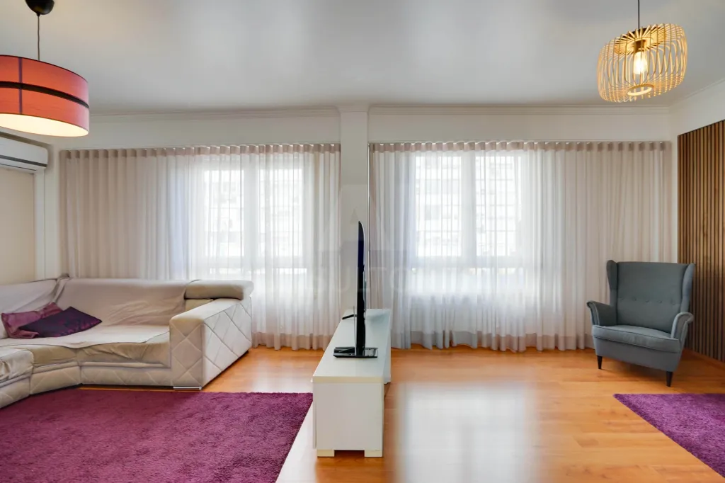Apartamento T4 Remodelado na Rua Bartolomeu Dias na Portela de Sacavém