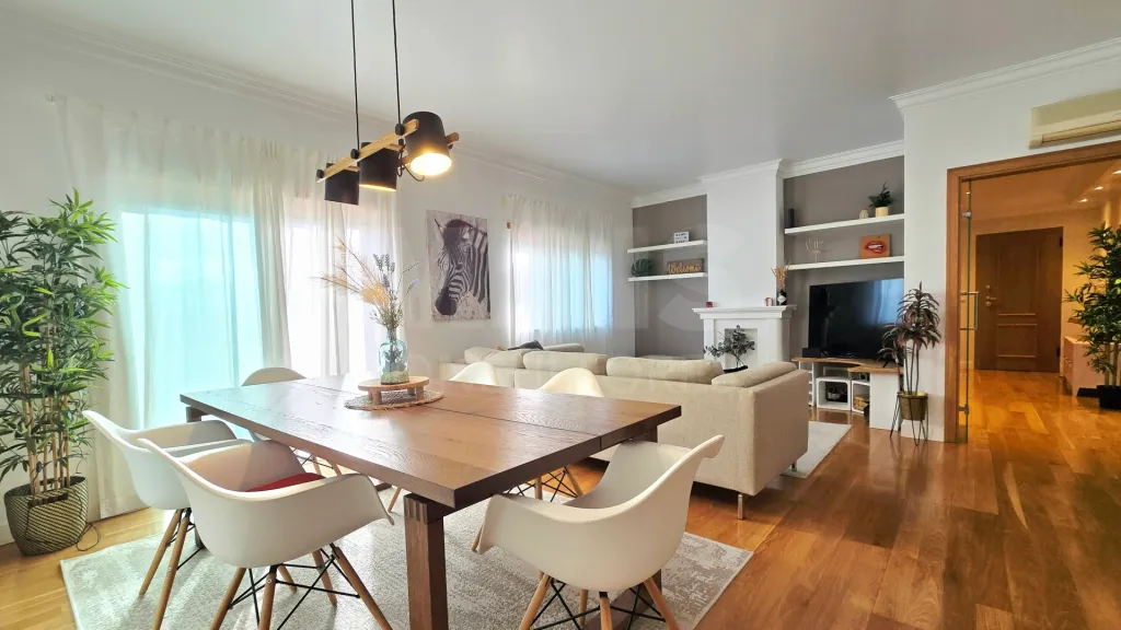 Duplex T2+1 (174m2) com terraço e entradas independentes, em Santo António da Caparica