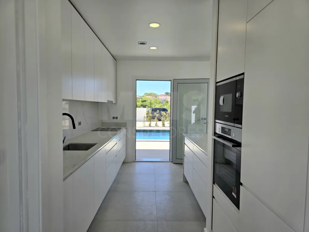 Moradia T4 térrea de luxo com piscina no Nadadouro