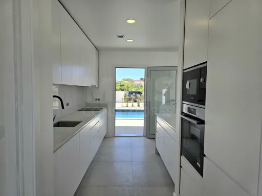 Moradia T4 térrea de luxo com piscina no Nadadouro