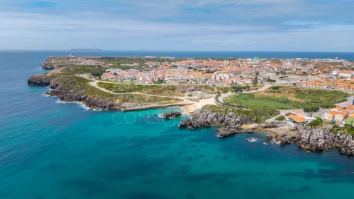 Moradia com 3 apartamentos e vista mar