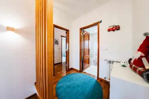Moradia exclusiva com piscina aquecida, suite, garagem e jardim deslumbrante