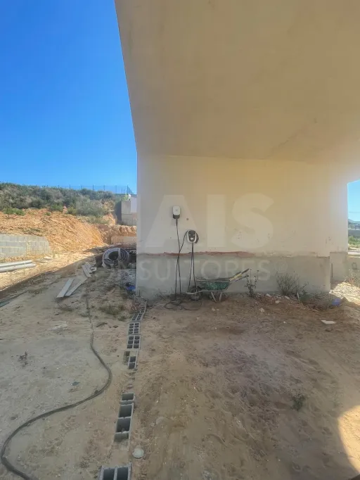 Moradia térrea contemporânea em fase final, com piscina infinita e jacuzzi em lote de 1.500 m²