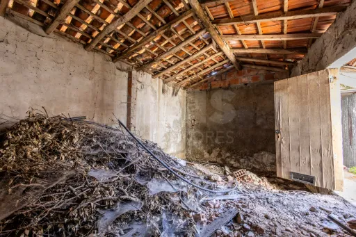 Moradia com rooftop e enorme potencial entre Caldas da Rainha e Santa Catarina