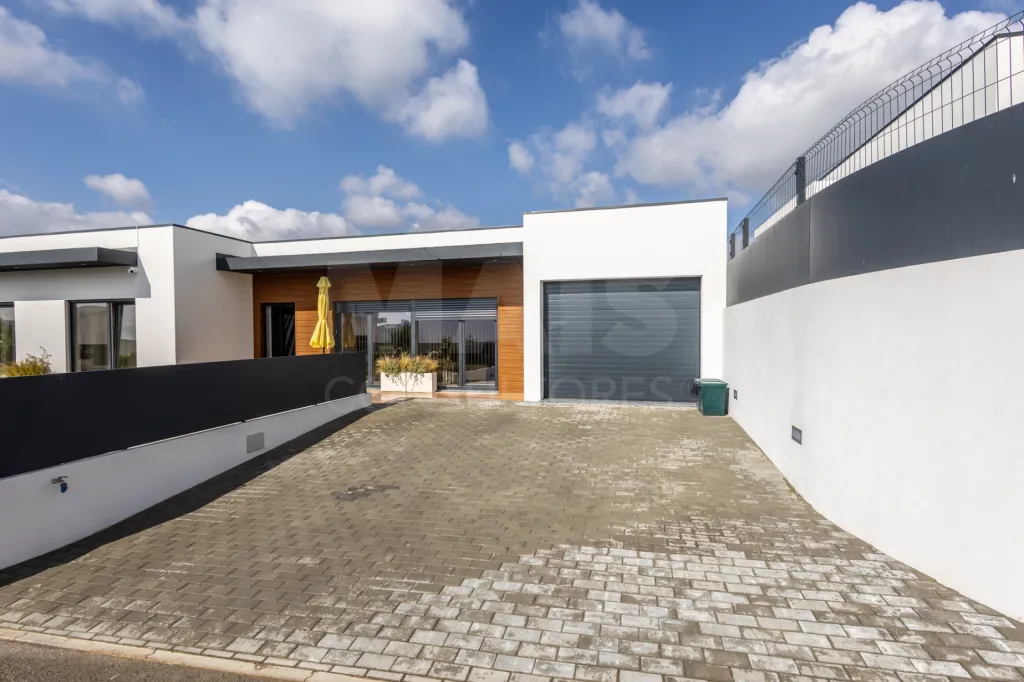 Moradia T3 térrea de Arquitectura Contemporânea