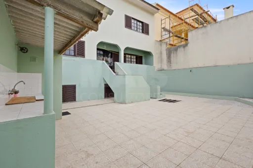 Moradia T4 com cave, garagem e quintal no centro de Peniche