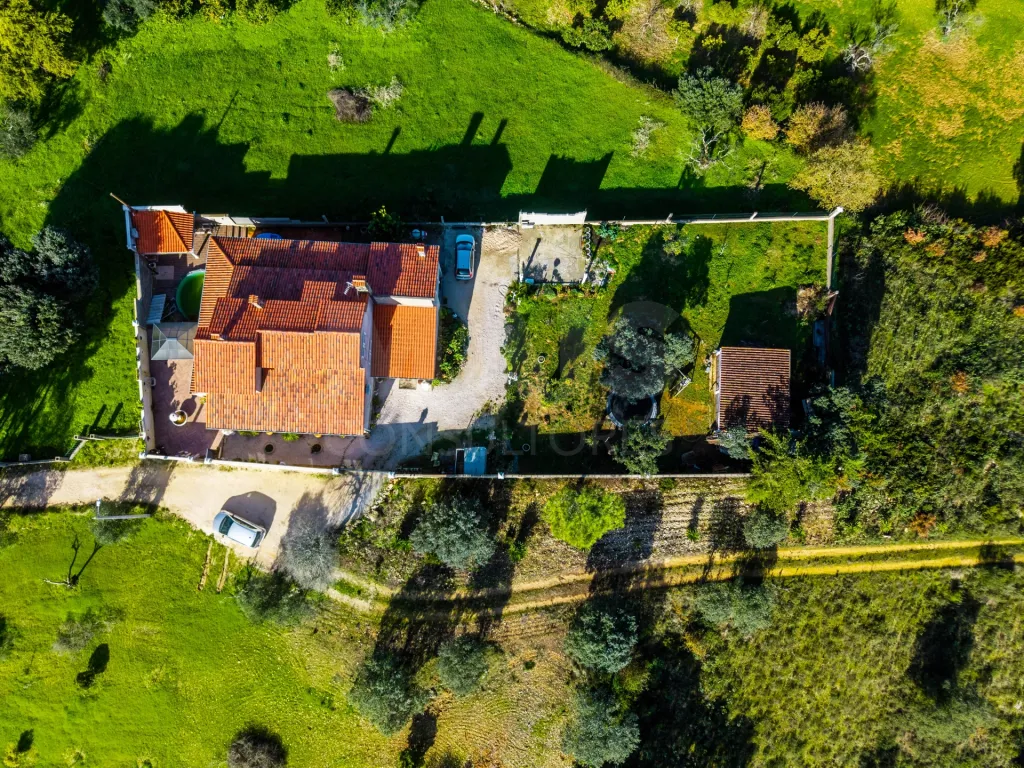 Moradia T6, c/ Suite, 3 Wc´s, 2 Salas, 2 Escritórios, Parqueamento Interior, Jardim, Churrasqueira, & Piscina !