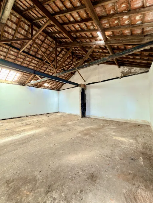 PENICHE | ARMAZÉM / ARRUMOS com potencial de conversão para Habitação