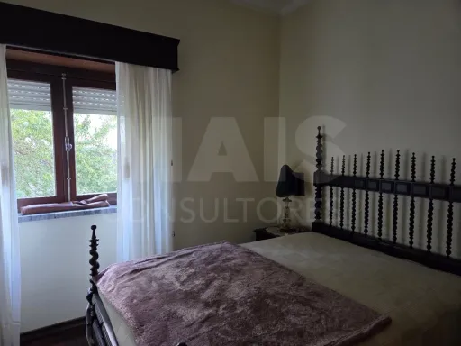 Moradia T3 com Jardim, Anexos e Enorme Potencial – Moitas Vendas