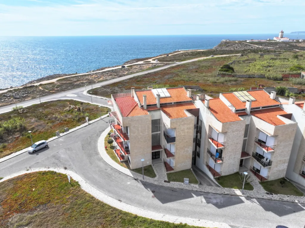 2 bedroom apartment with sea view and garage!