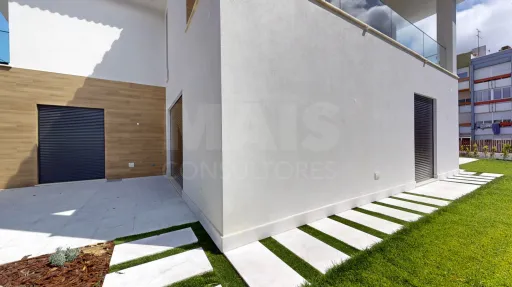 Moradia nova com piscina T4 em Linda a Velha