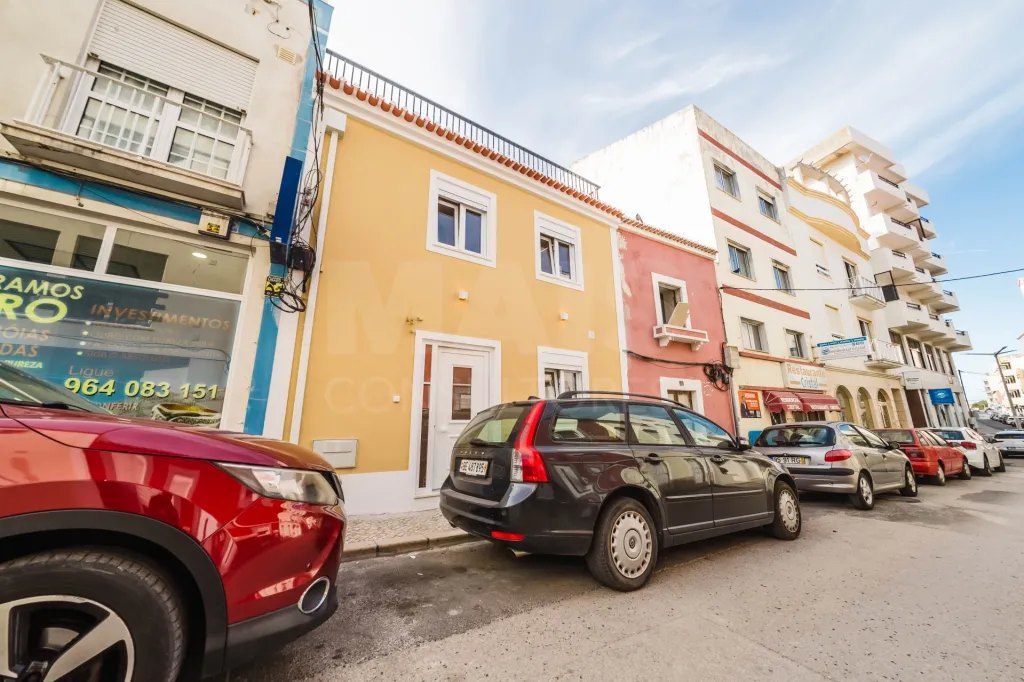 Moradia totalmente remodelada no coração de Peniche!