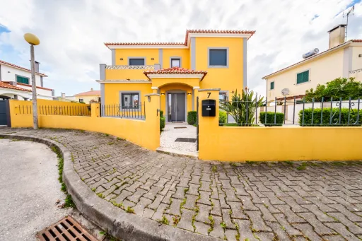Moradia exclusiva com piscina aquecida, suite, garagem e jardim deslumbrante
