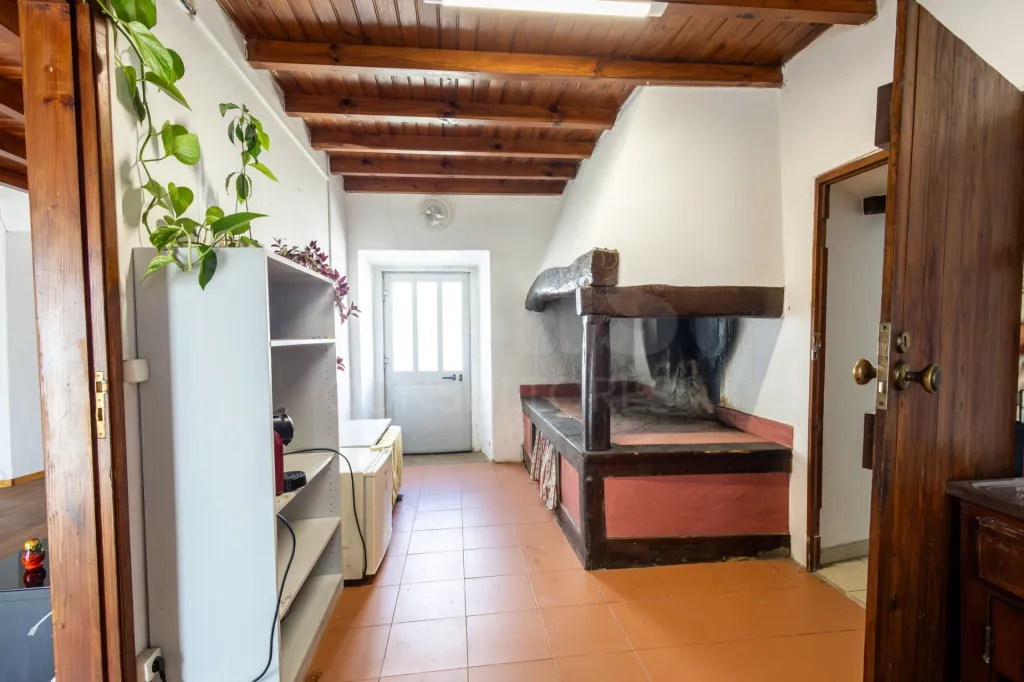 MAIS DE 300 m² DE CONSTRUÇÃO, PÁTIO PRIVADO E GRANDES ÁREAS DE APOIO | TURQUEL