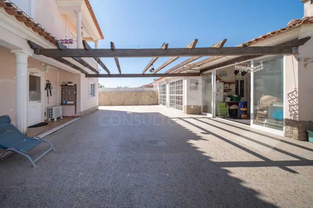 Moradia T4 com piscina coberta e garagem para duas viaturas em Samora Correia.