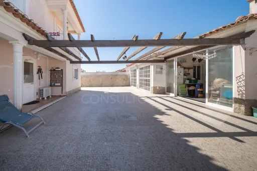 Moradia T4 com piscina coberta e garagem para duas viaturas em Samora Correia.