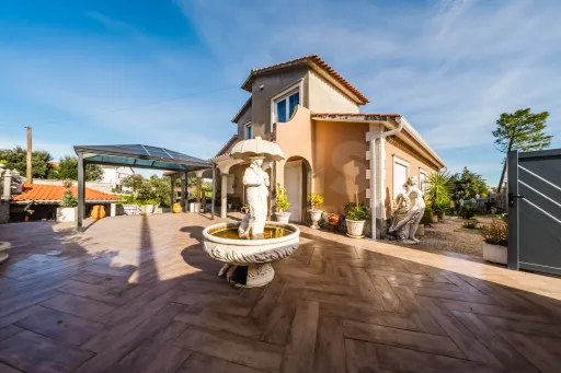 Moradia T6, c/ Suite, 3 Wc´s, 2 Salas, 2 Escritórios, Parqueamento Interior, Jardim, Churrasqueira, & Piscina !