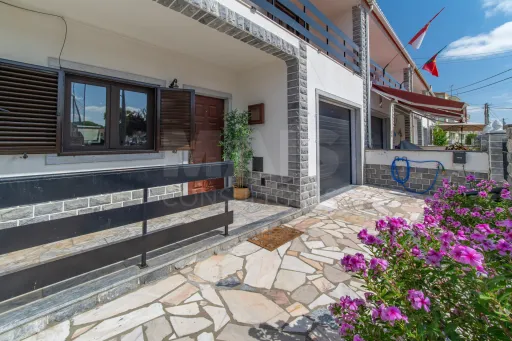 4-Bedroom House in Downtown Samora Correia