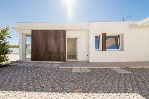 3 bedroom detached house with pool and garden !