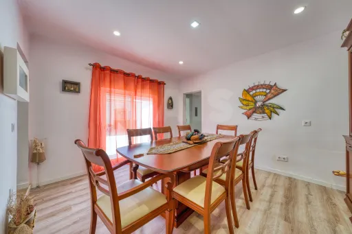 Viva com Espaço e Conforto: Moradia T4 com Anexo e Garagem em Coruche – Pronta a Habitar