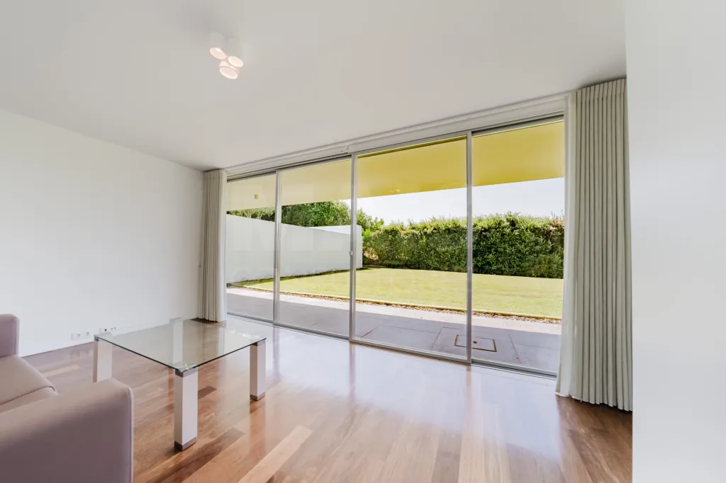 Moradia T4 com piscina inserida num Resort em lote com 1191m2