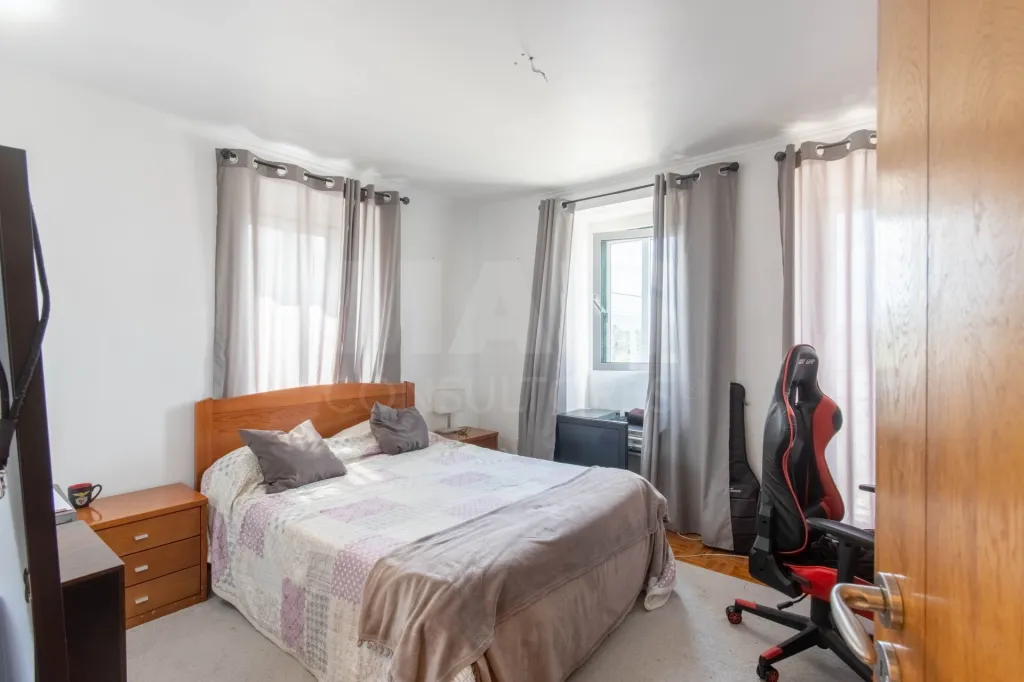 Moradia de dois pisos T5 118m2  renovada no Cadaval