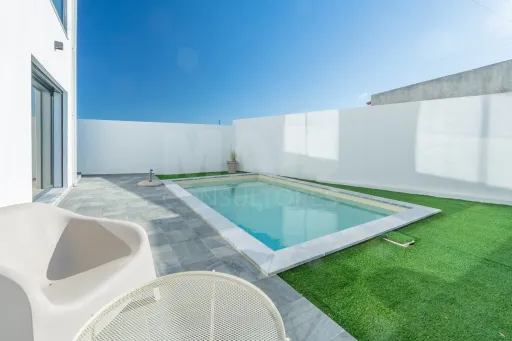 Moradia T3 contemporânea com piscina privada no Porto Alto