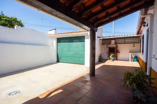 Moradia T2 Térrea com Garagem em Santa Justa