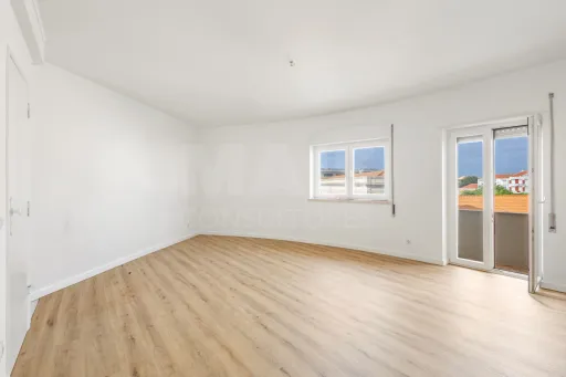 Apartamento T2 remodelado com 2 wc e varanda