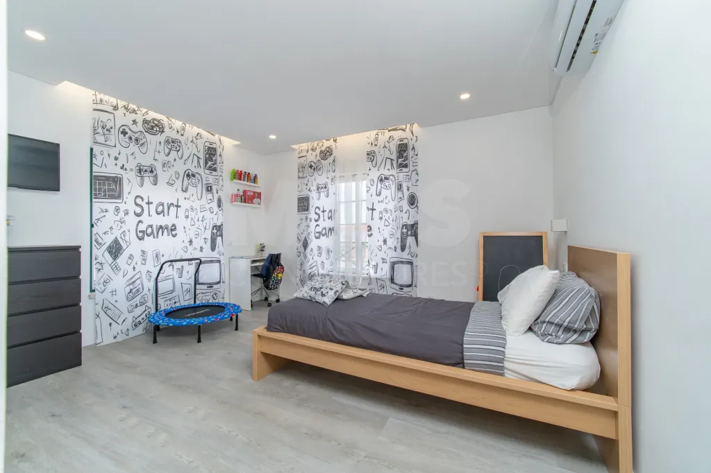 Apartamento T4 Remodelado | 210 m² | Parqueamento e Arrecadação