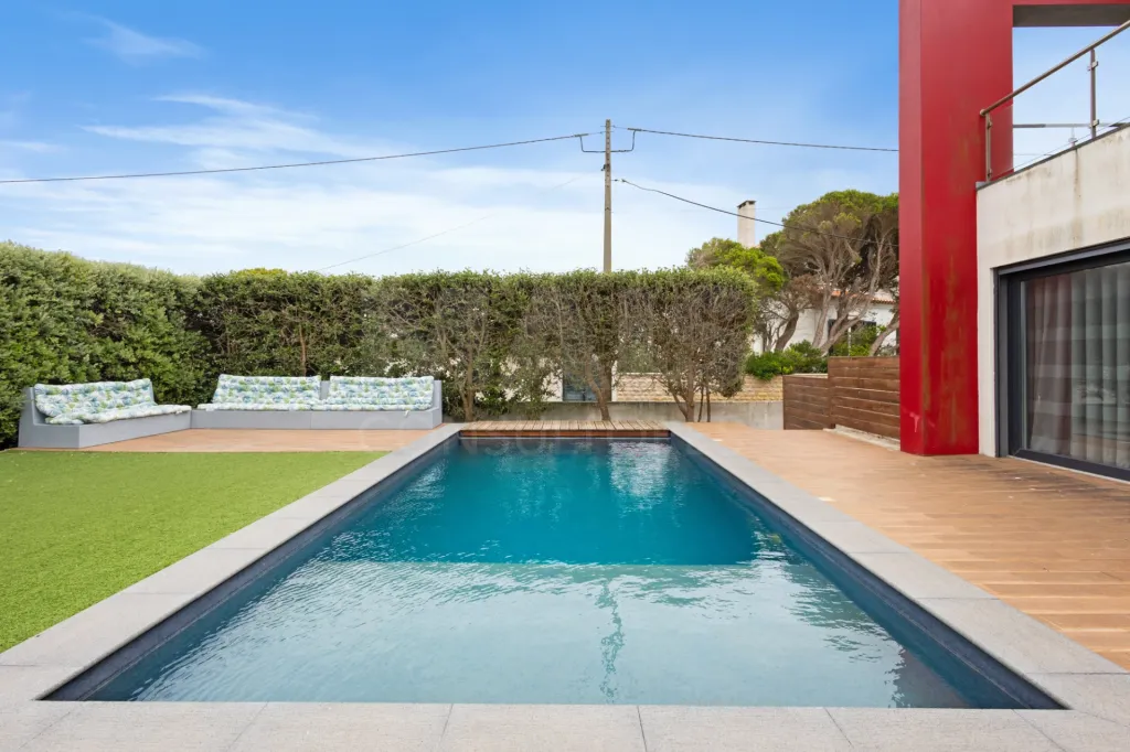 Deslumbrante Moradia T5 com Vista Mar, Piscina Privada e Excelente Exposição Solar