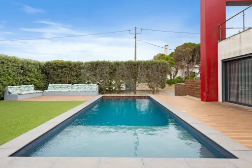 Deslumbrante Moradia T5 com Vista Mar, Piscina Privada e Excelente Exposição Solar