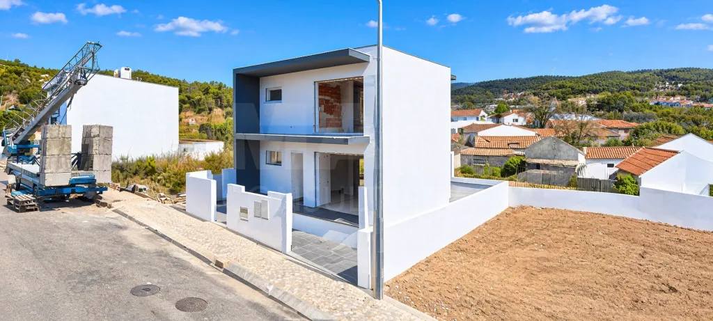 Contemporary 2 Bedroom House - Comfort and Tranquillity in Famalicão