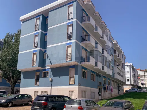 Apartamento T3 com Varandas no Centro de Massamá