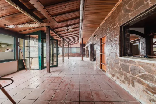 Moradia T3 com comércio e terraço no Coto