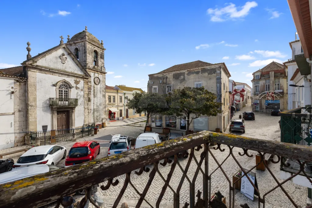 Oportunidade Única no Coração de Peniche — 124 m² com Potencial para Habitação
