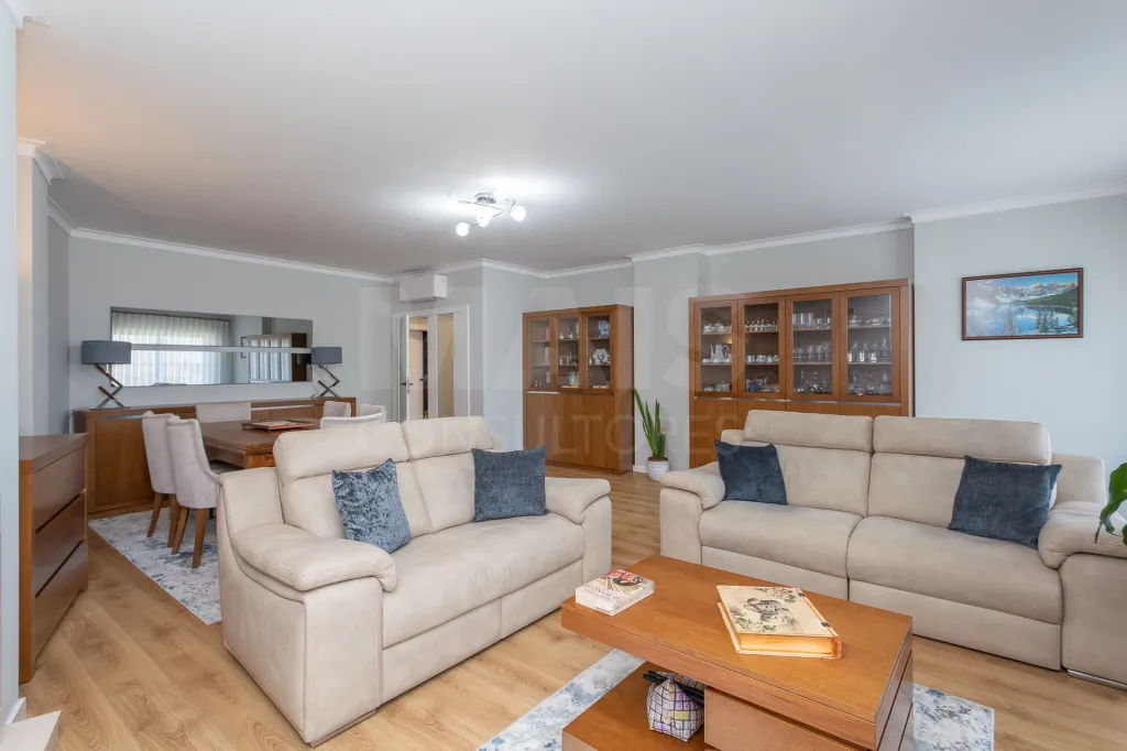 Magnificent T3 Alto Santa Catarina with 2 parking spaces and 2 storage rooms