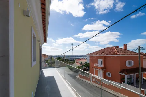 Moradia Geminada T4 + 1 em Famões