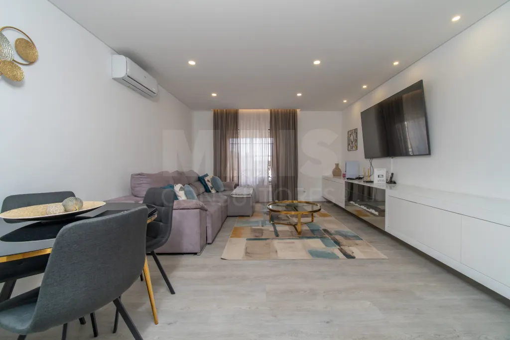 Apartamento T4 Remodelado | 210 m² | Parqueamento e Arrecadação