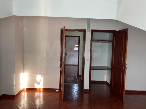 Moradia Geminada T2+2 com Terraço, Garagem Box e Churrasqueira perto de praia