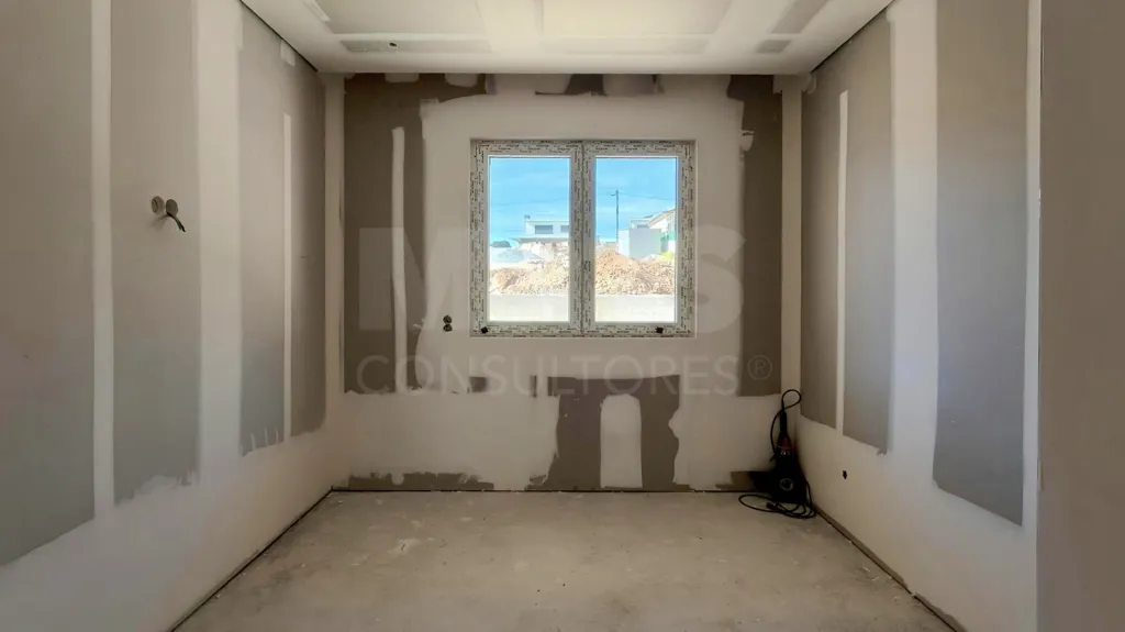 Moradia Térrea T4 com Suite Master, Piscina de Água Salgada, Garagem e Acabamentos Premium !