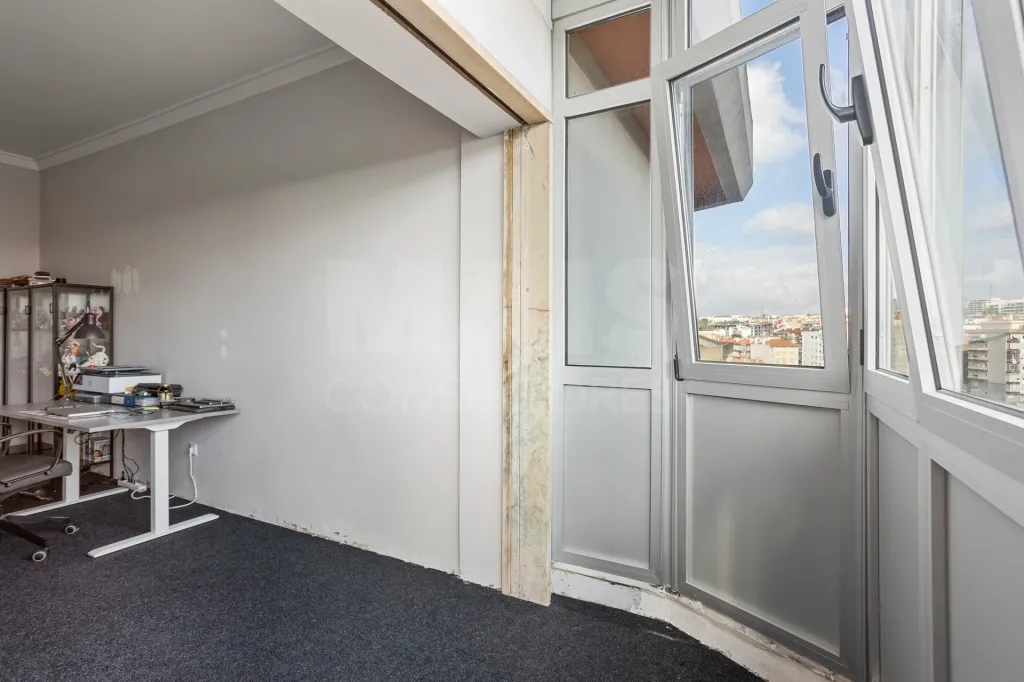 2-Bedroom Apartment with Excellent Potential | Sacavém | 5th Floor with Elevator