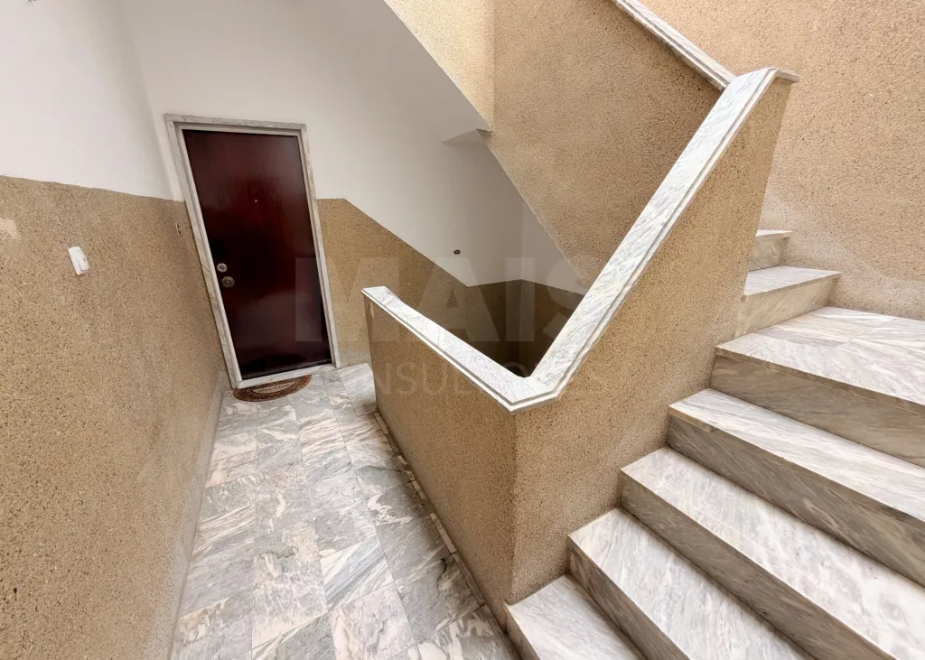 Prédio de Habitação e Comércio em Santa Iria de Azoia